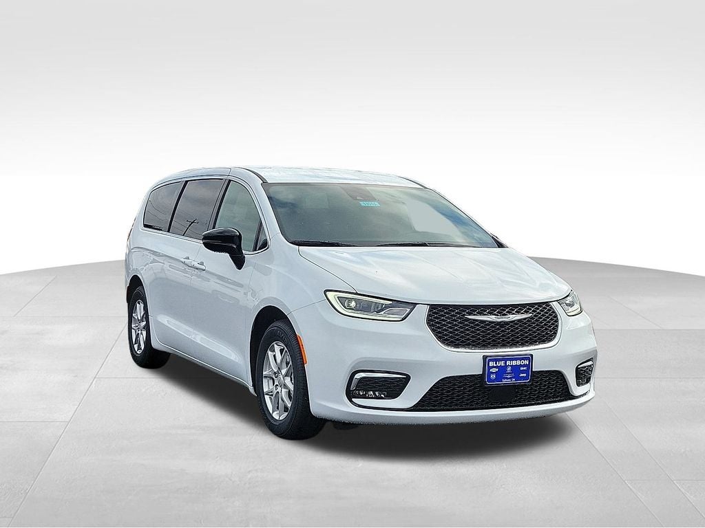 2026 Chrysler Pacifica Select in Bright White Clearcoat — front three-quarter view